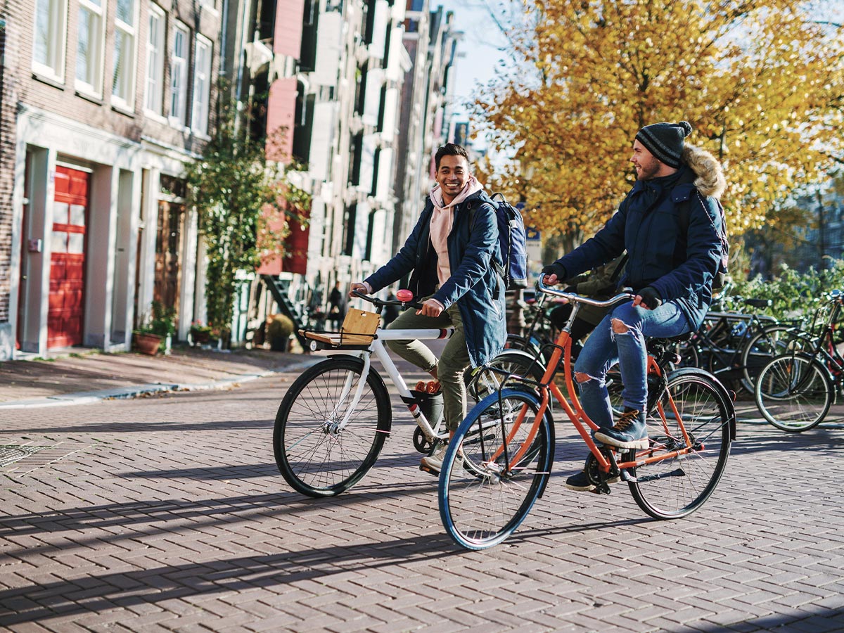 lokaal Zaans, Zaandam, krommenie, Assendelft, west-knollendam, Wormerveer, Zaandijk, westzaan, koog aan de zaan, politieke partij, fietsen, pratende studenten, fiets, stad, zaanstreek